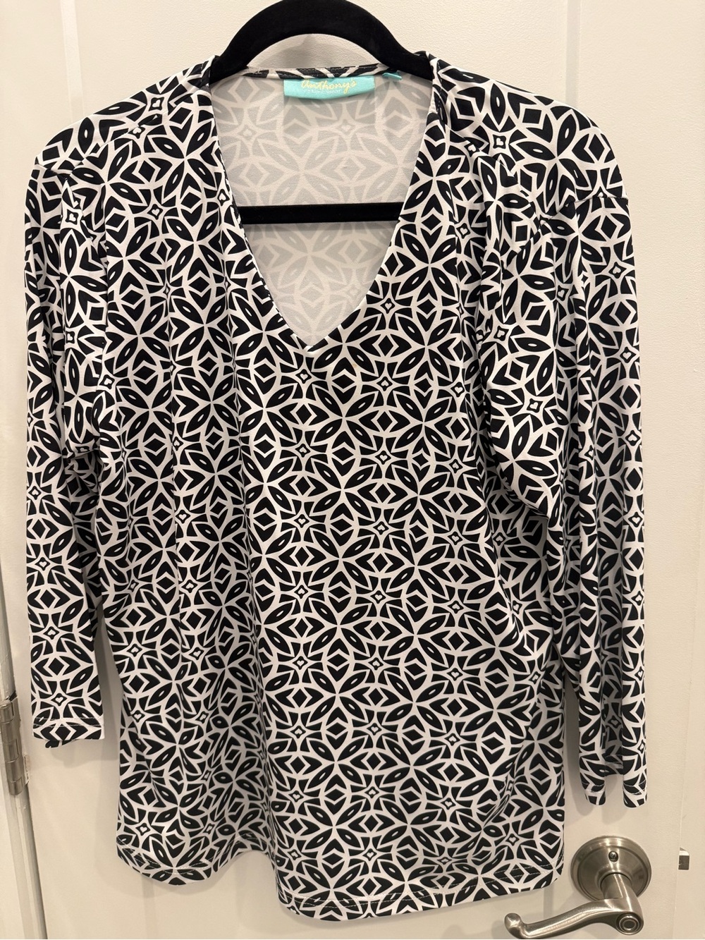 Black & White Geometric V-Neck Tunic Top